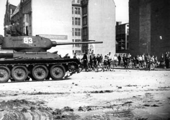 Bundesarchiv b 145 bild-f005191-0040, berlin, aufstand, sowjetischer panzer